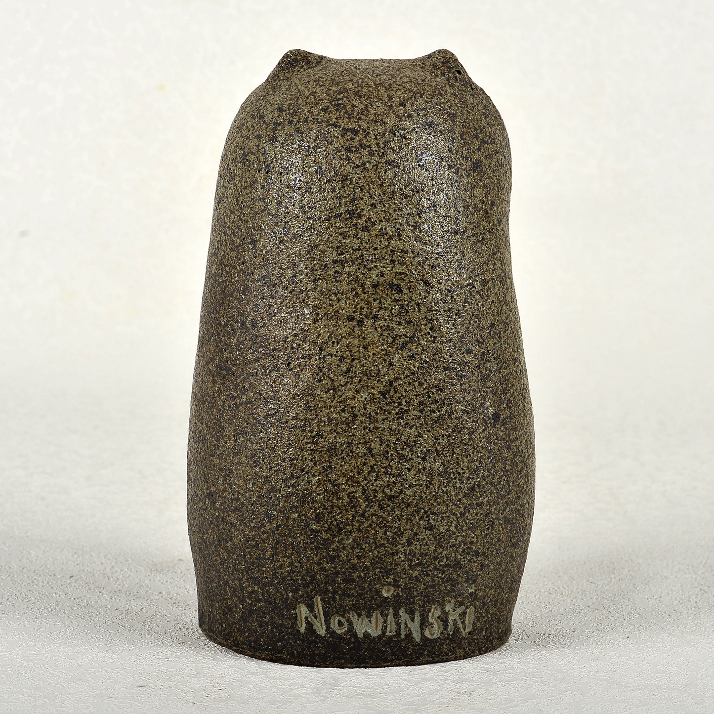 Búho en gres esmaltado. 25x13x11cm. Jaime Nowinski 1934-2022, Uruguay.