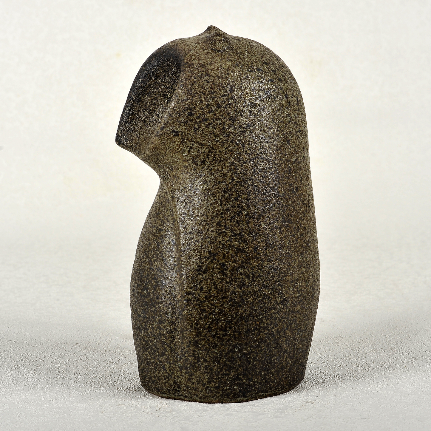 Búho en gres esmaltado. 25x13x11cm. Jaime Nowinski 1934-2022, Uruguay.