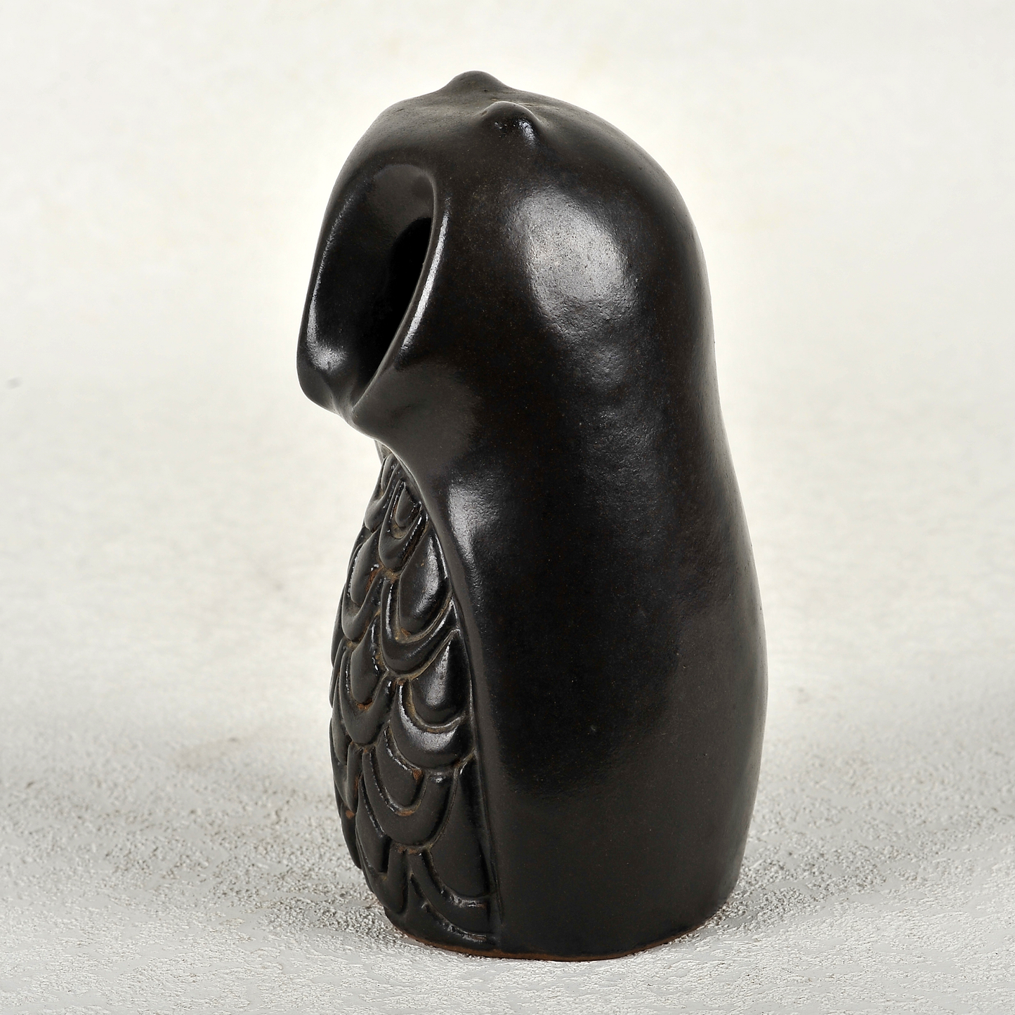 Búho en gres esmaltado. 19x8x10cm. Jaime Nowinski 1934-2022, Uruguay.