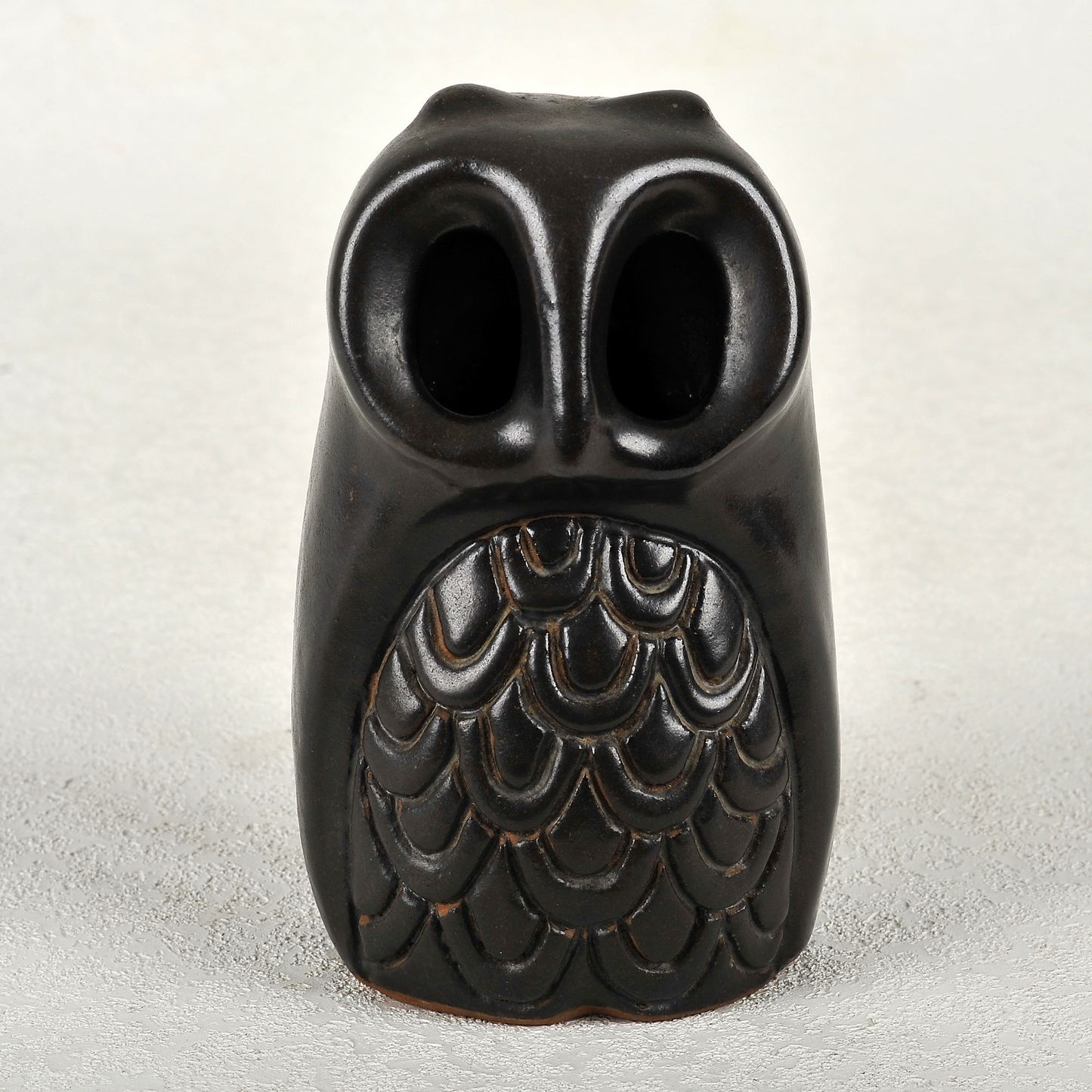 Búho en gres esmaltado. 19x8x10cm. Jaime Nowinski 1934-2022, Uruguay.