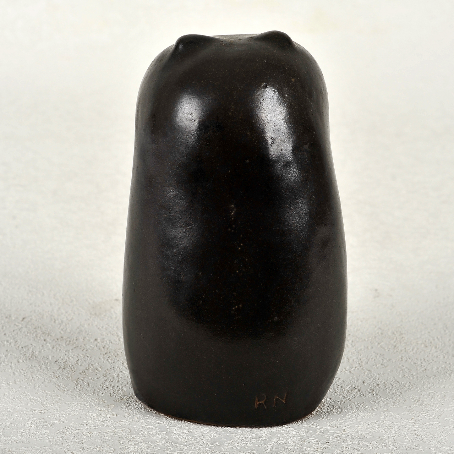 Búho en gres esmaltado. 19x8x10cm. Jaime Nowinski 1934-2022, Uruguay.