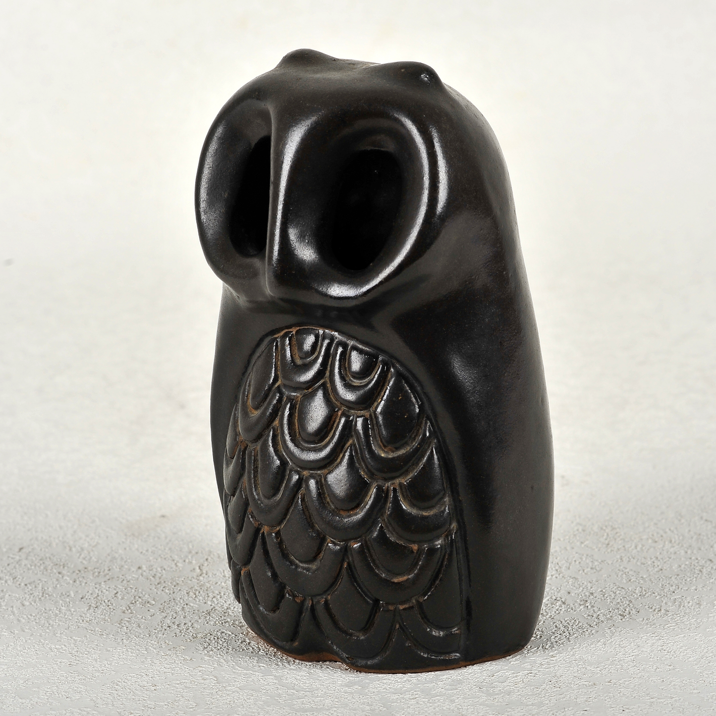 Búho en gres esmaltado. 19x8x10cm. Jaime Nowinski 1934-2022, Uruguay.