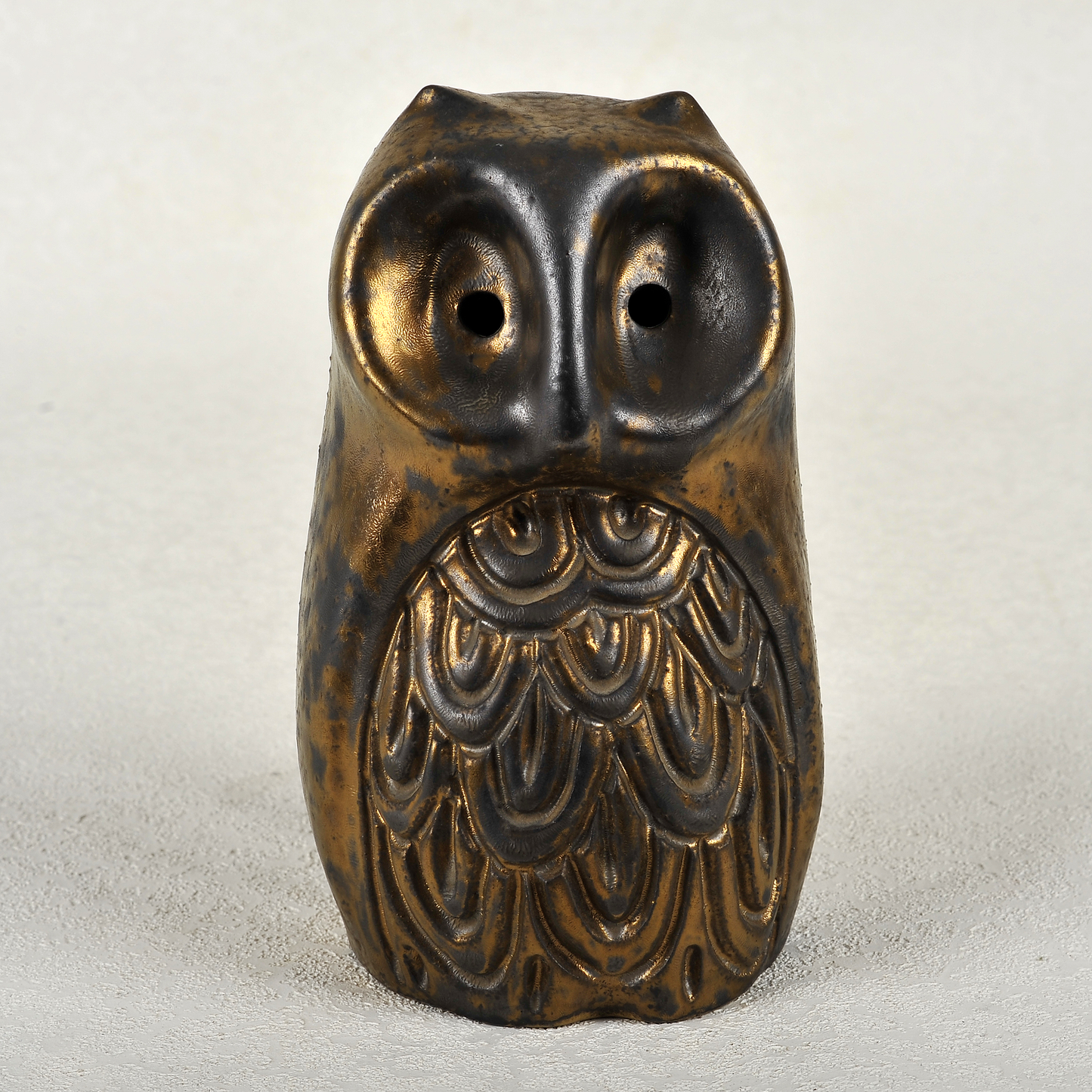 Búho en gres esmaltado. 22x10x10 cm. Jaime Nowinski 1934 - 2022, Uruguay.