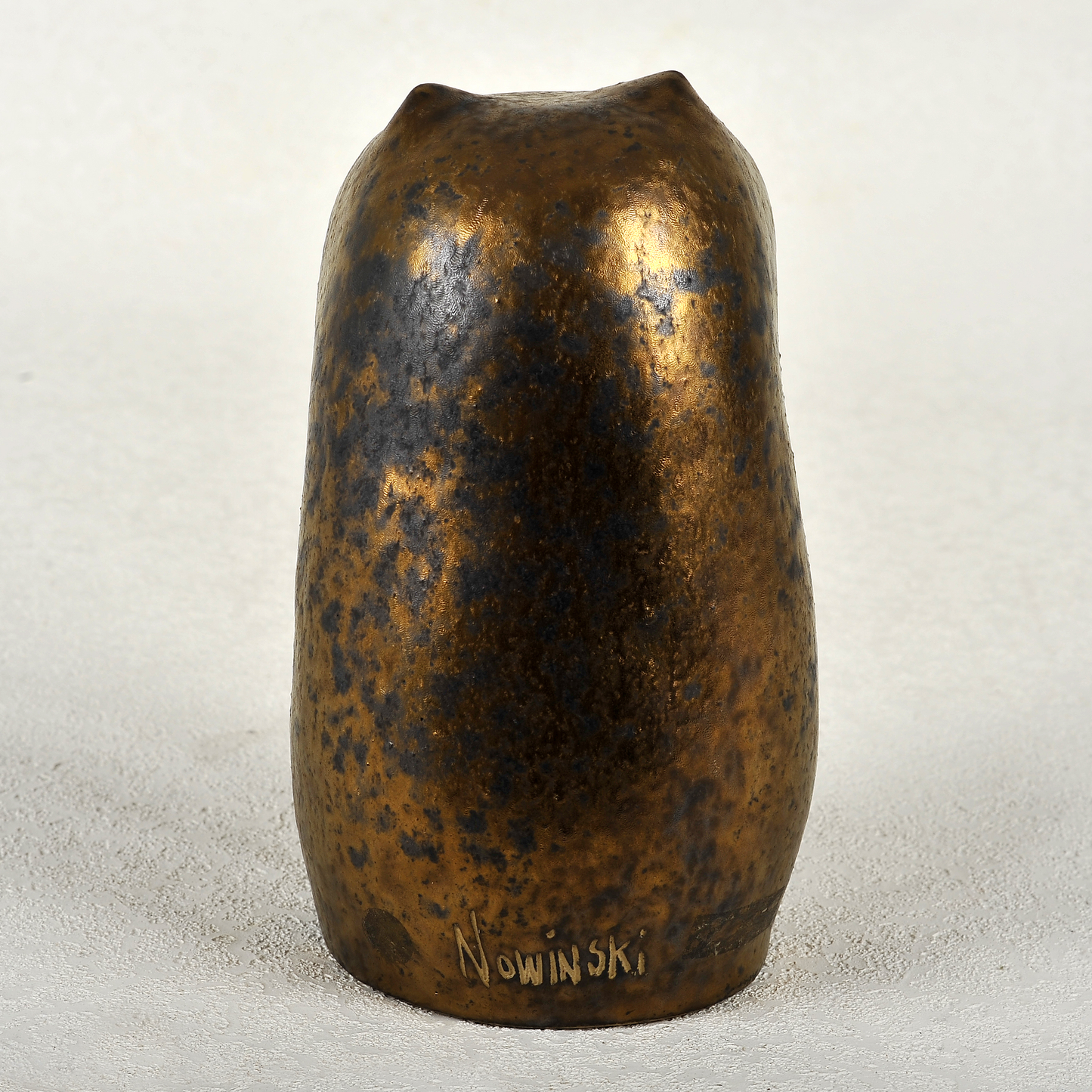 Búho en gres esmaltado. 22x10x10 cm. Jaime Nowinski 1934 - 2022, Uruguay.