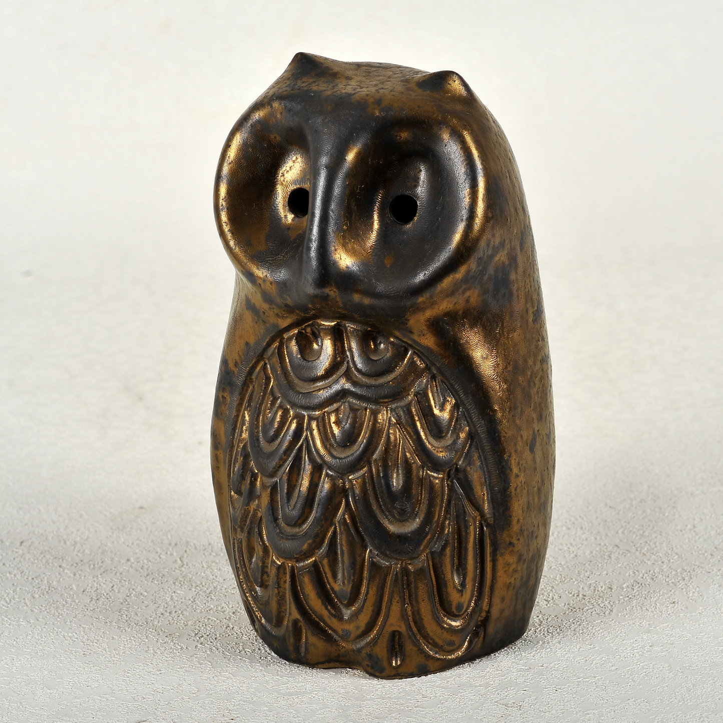 Búho en gres esmaltado. 22x10x10 cm. Jaime Nowinski 1934 - 2022, Uruguay.