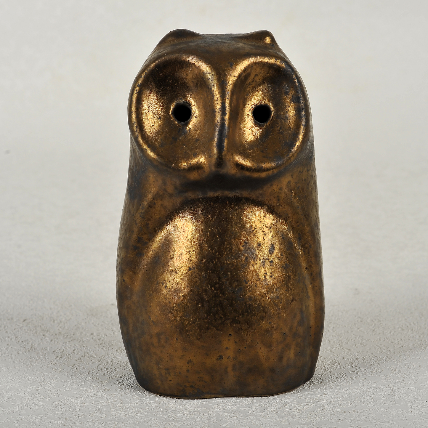 Búho en gres esmaltado. 19x9x9 cm. Jaime Nowinski 1934 - 2022, Uruguay.
