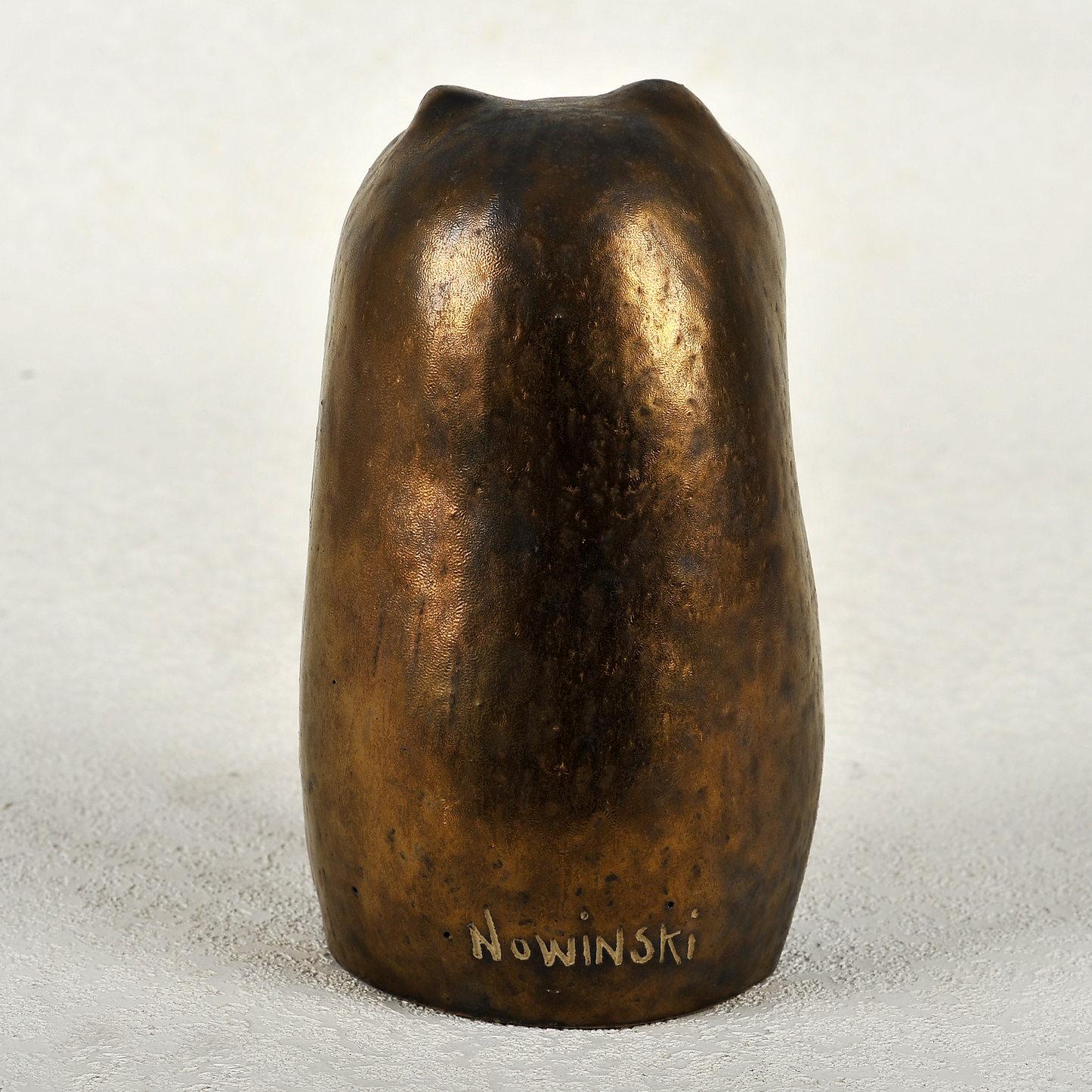 Búho en gres esmaltado. 19x9x9 cm. Jaime Nowinski 1934 - 2022, Uruguay.