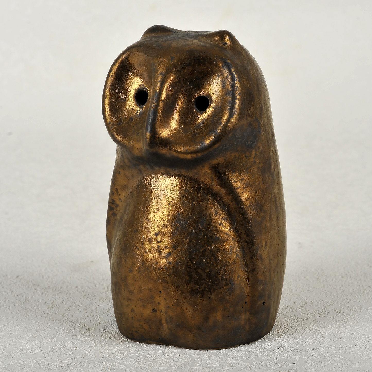 Búho en gres esmaltado. 19x9x9 cm. Jaime Nowinski 1934 - 2022, Uruguay.