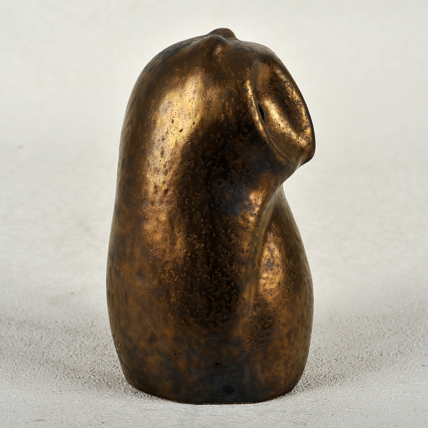 Búho en gres esmaltado. 19x9x9 cm. Jaime Nowinski 1934 - 2022, Uruguay.