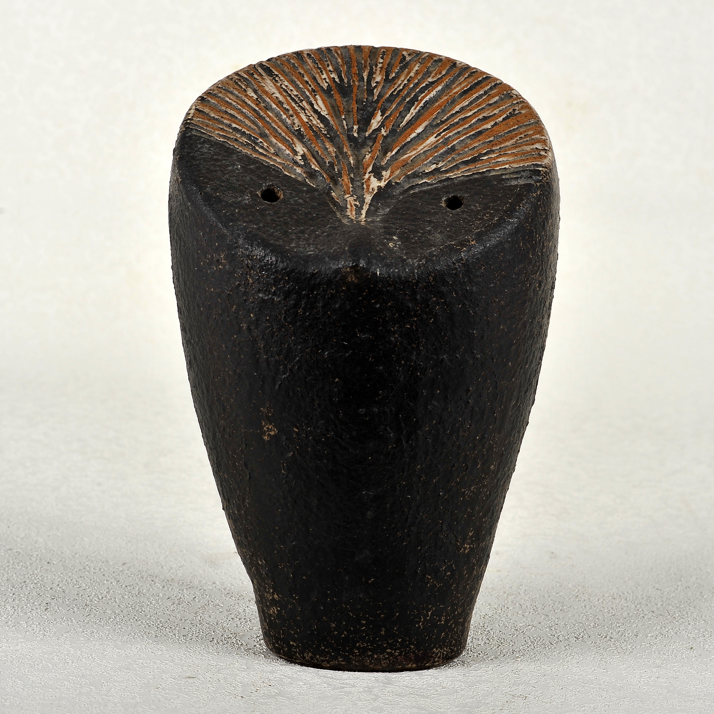 Búho en gres. 25x16x15 cm. Ricardo Nowinski, Uruguay.