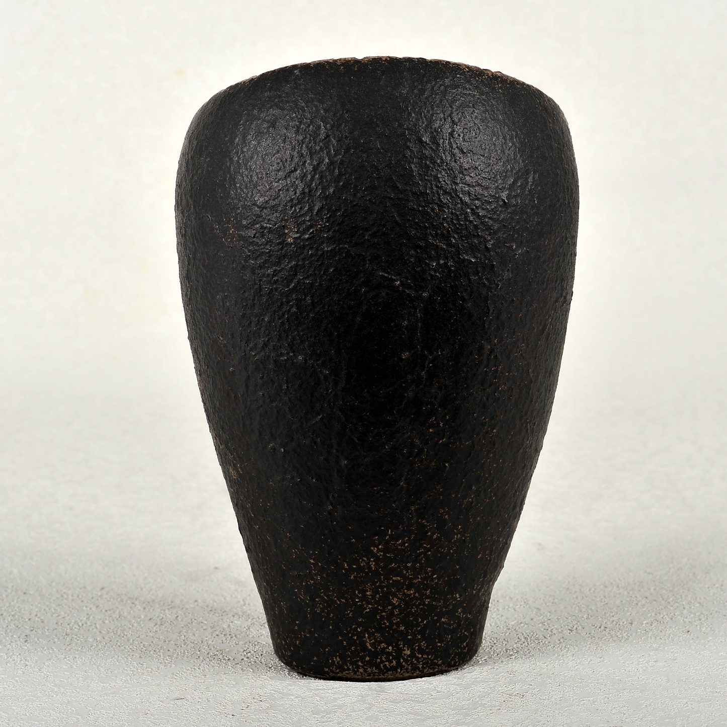 Búho en gres. 25x16x15 cm. Ricardo Nowinski, Uruguay.