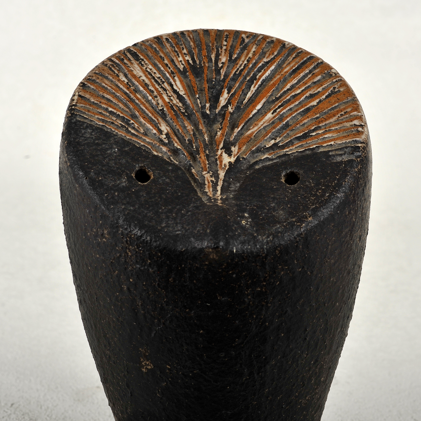 Búho en gres. 25x16x15 cm. Ricardo Nowinski, Uruguay.