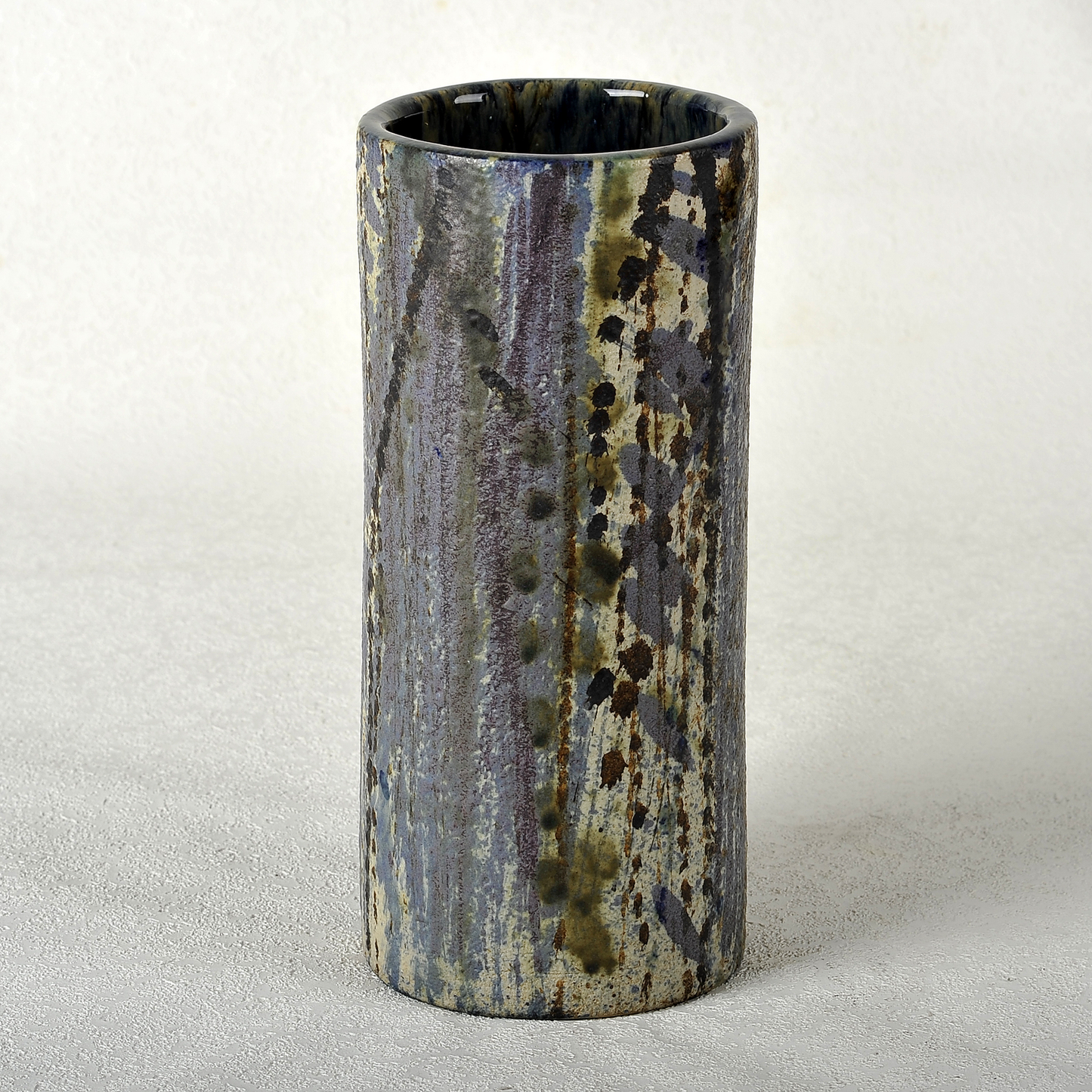 Pieza Cilíndrica en Cerámica. Ricardo Nowinski, Uruguay. 23x12cm