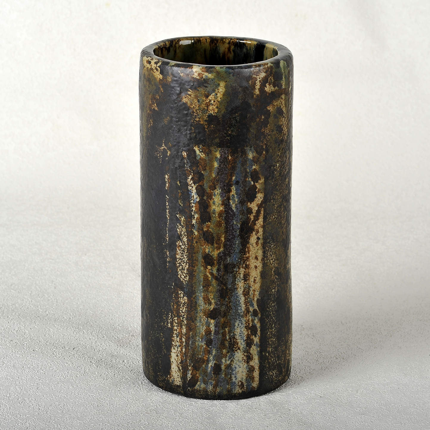 Cilindro en cerámica 27x12cm. Ricardo Nowinski, Uruguay.