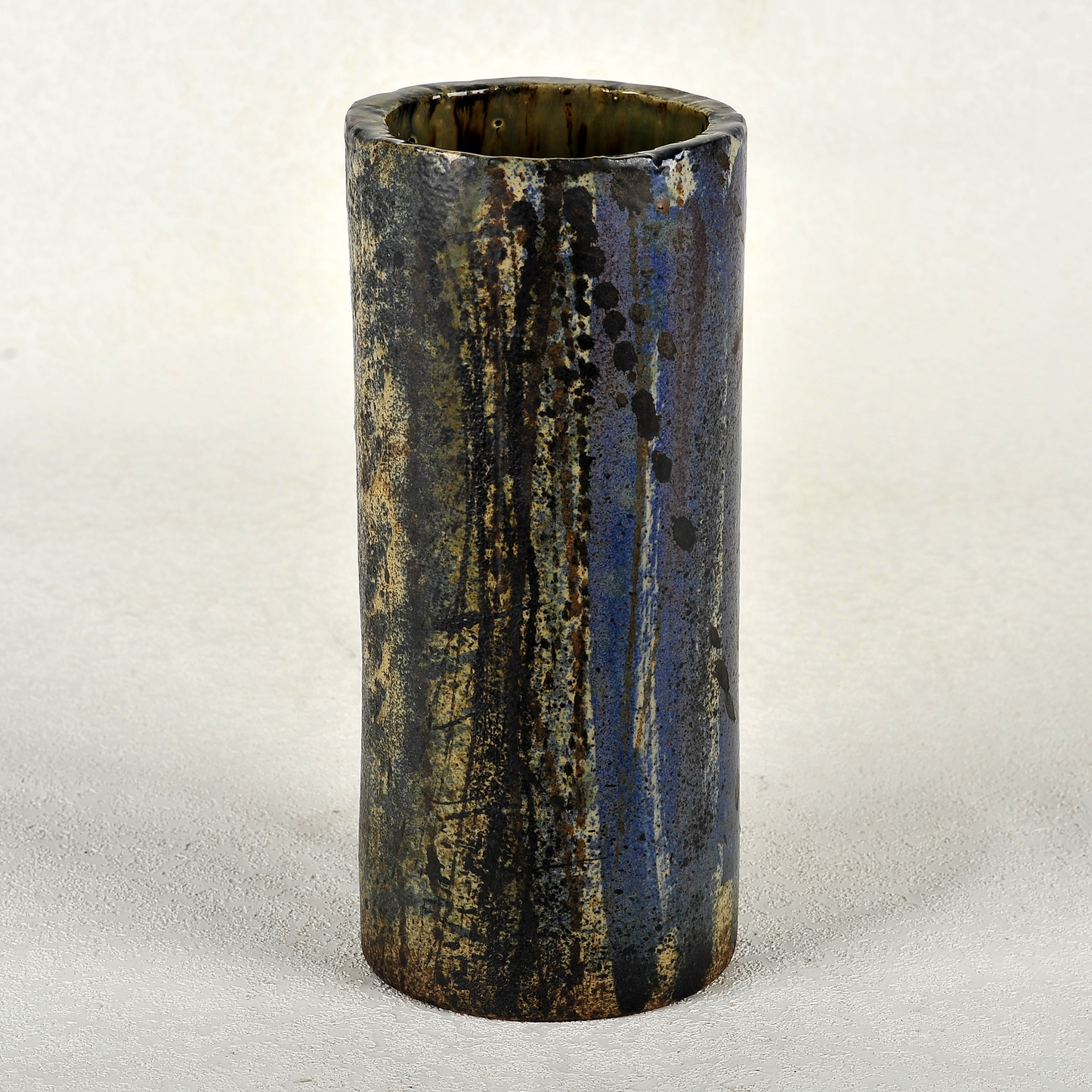 Cilindro en cerámica 27x12cm. Ricardo Nowinski, Uruguay.