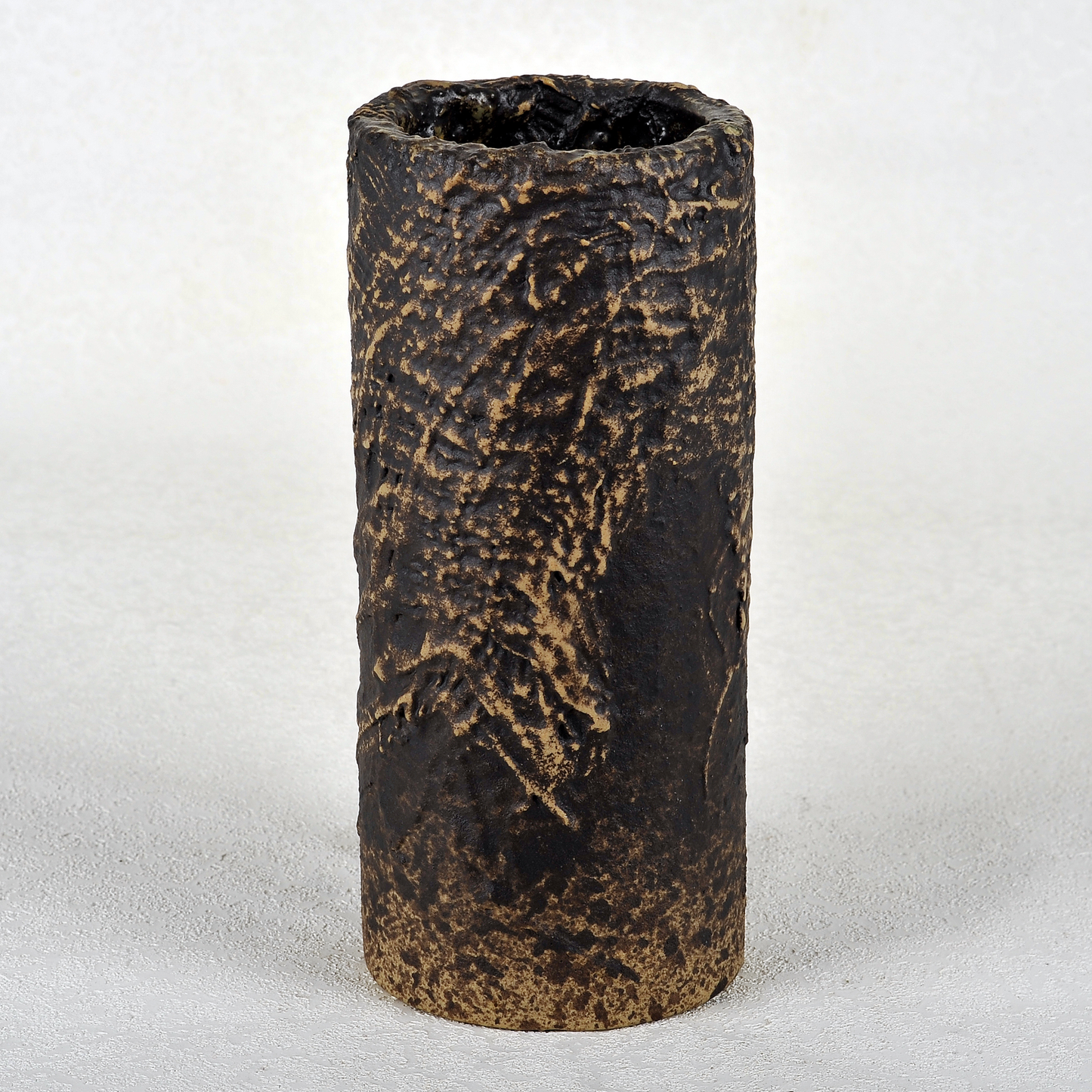 Cilindro en cerámica. 28x12cm. Ricardo Nowinski, Uruguay.