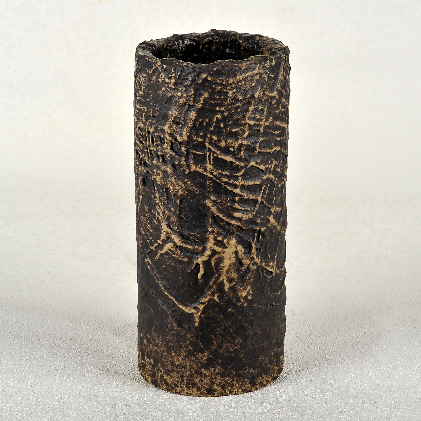 Cilindro en cerámica. 28x12cm. Ricardo Nowinski, Uruguay.
