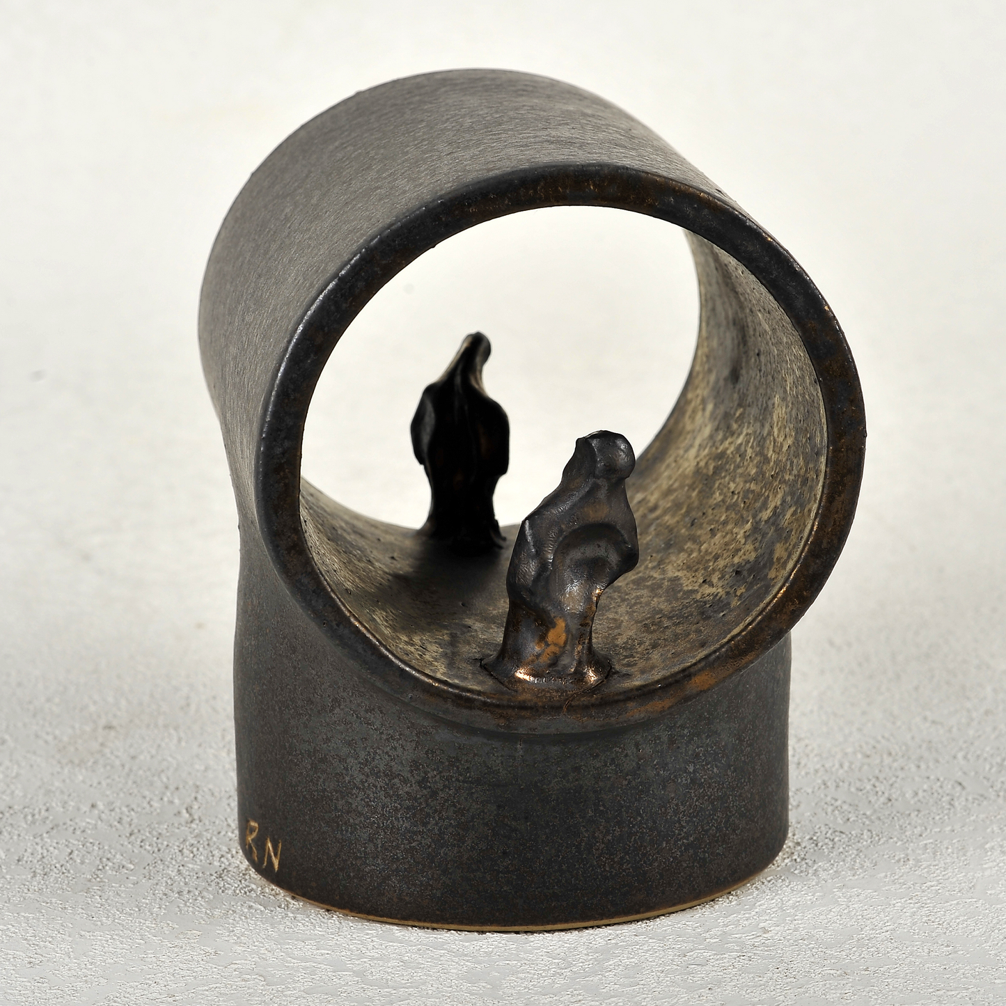 Pieza en cerámica. 15x16x12 cm. Ricardo Nowinski, Uruguay.