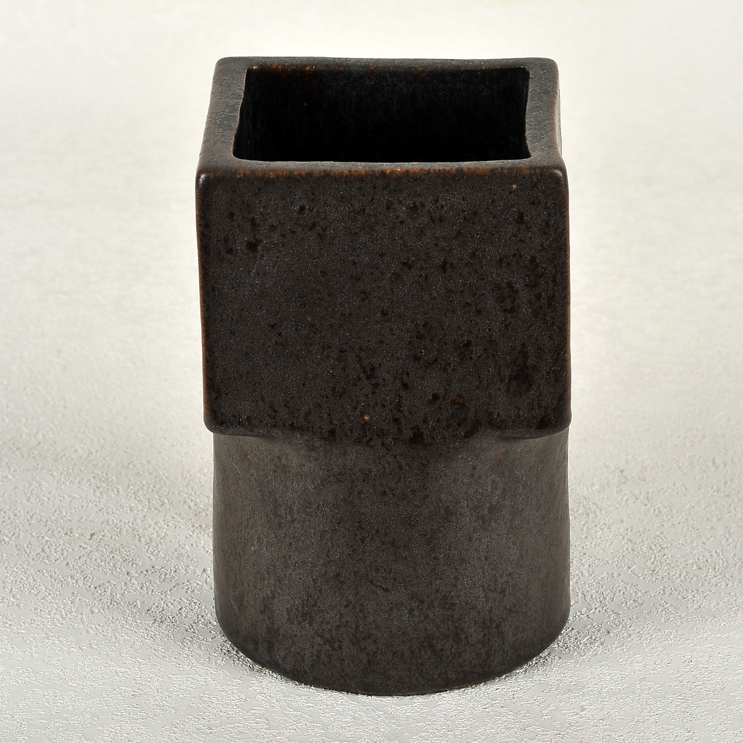 Pieza escultórica en cerámica. 19x12 cm. Ricardo Nowinski, Uruguay.