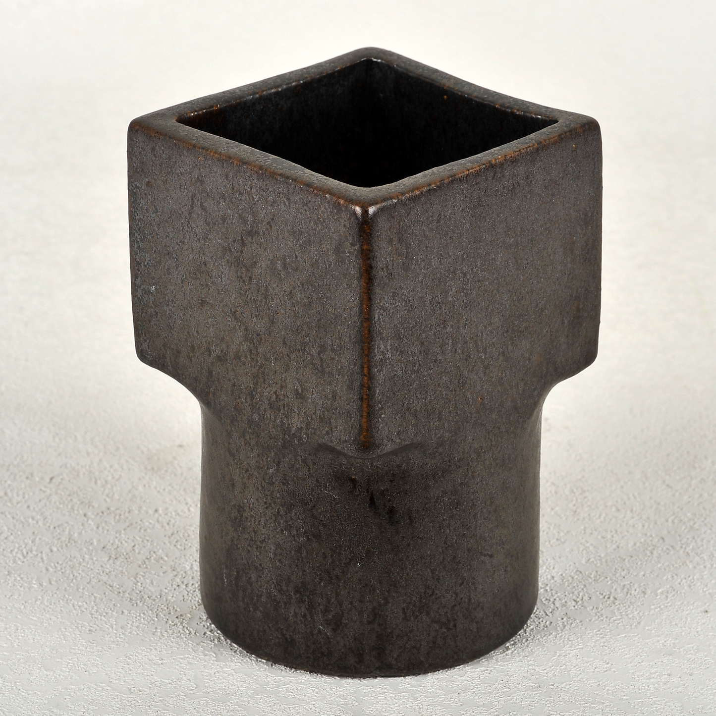 Pieza escultórica en cerámica. 19x12 cm. Ricardo Nowinski, Uruguay.