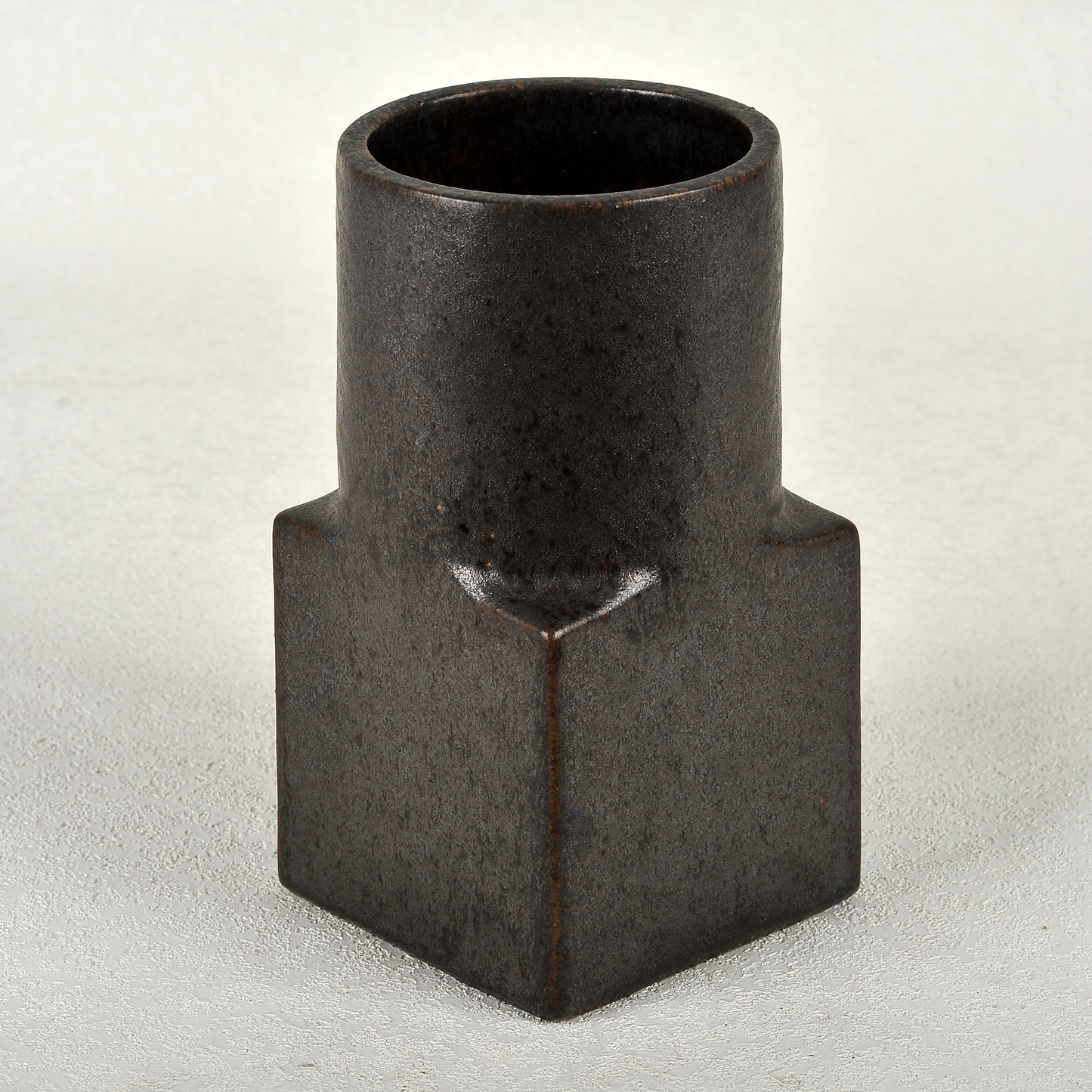 Pieza en cerámica. 23x12 cm. Ricardo Nowinski, Uruguay.
