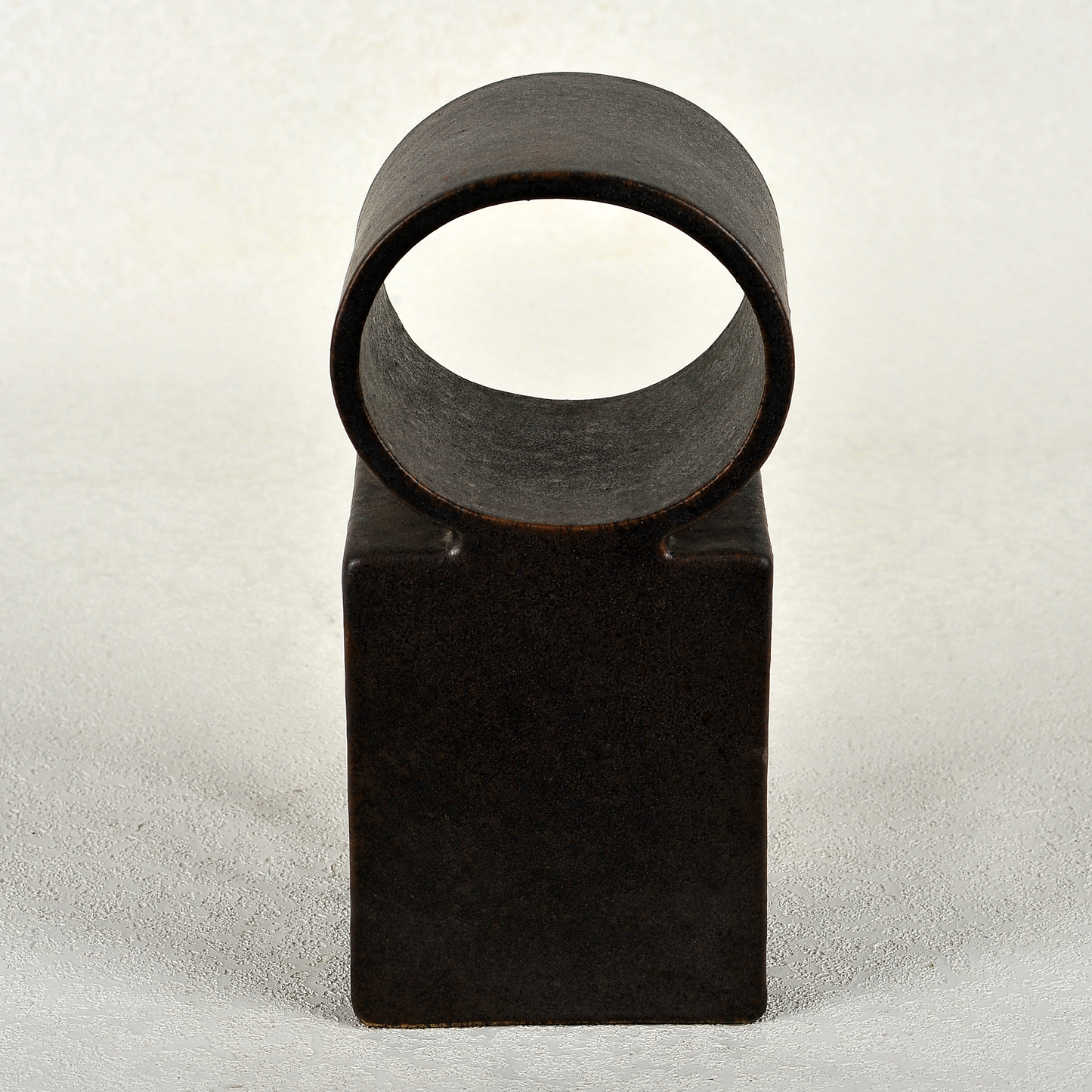 Pieza escultórica en cerámica. 26x12x9cm. Ricardo Nowinski, Uruguay.