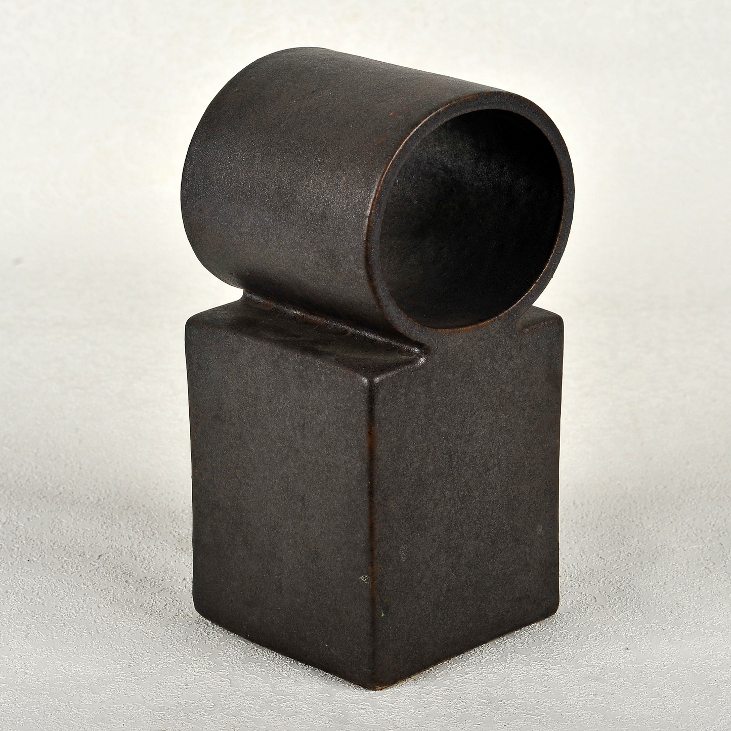 Pieza escultórica en cerámica. 26x12x9cm. Ricardo Nowinski, Uruguay.