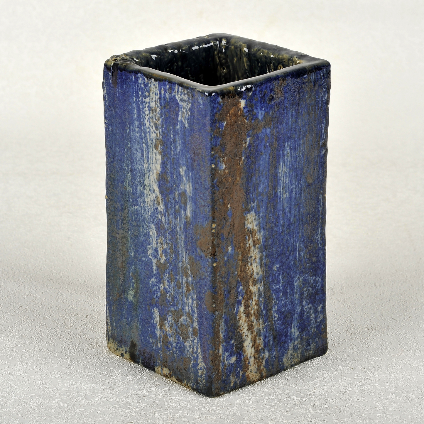 Prisma en cerámica. 23x12cm. Ricardo Nowinski, Uruguay.