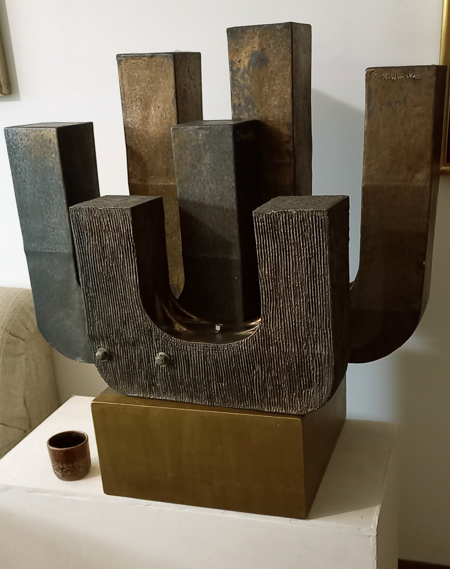 MENORAH. Escultura en gres. Jaime Nowinski, Uruguay. Año: 1995, 61x76x36cm