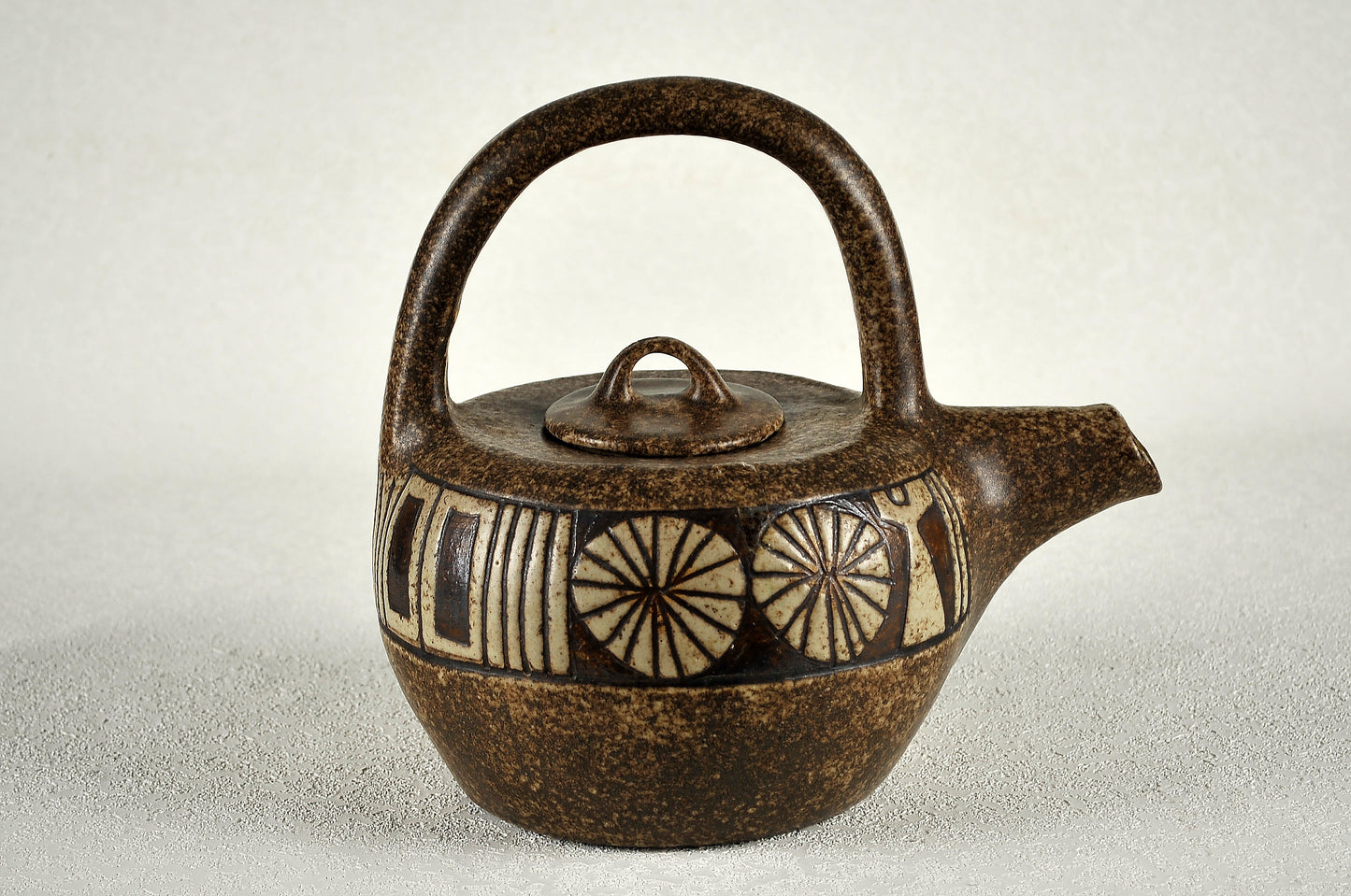 TETERA EN CERÁMICA. Jaime Nowinski, Uruguay. 28x21cm, 2000ml