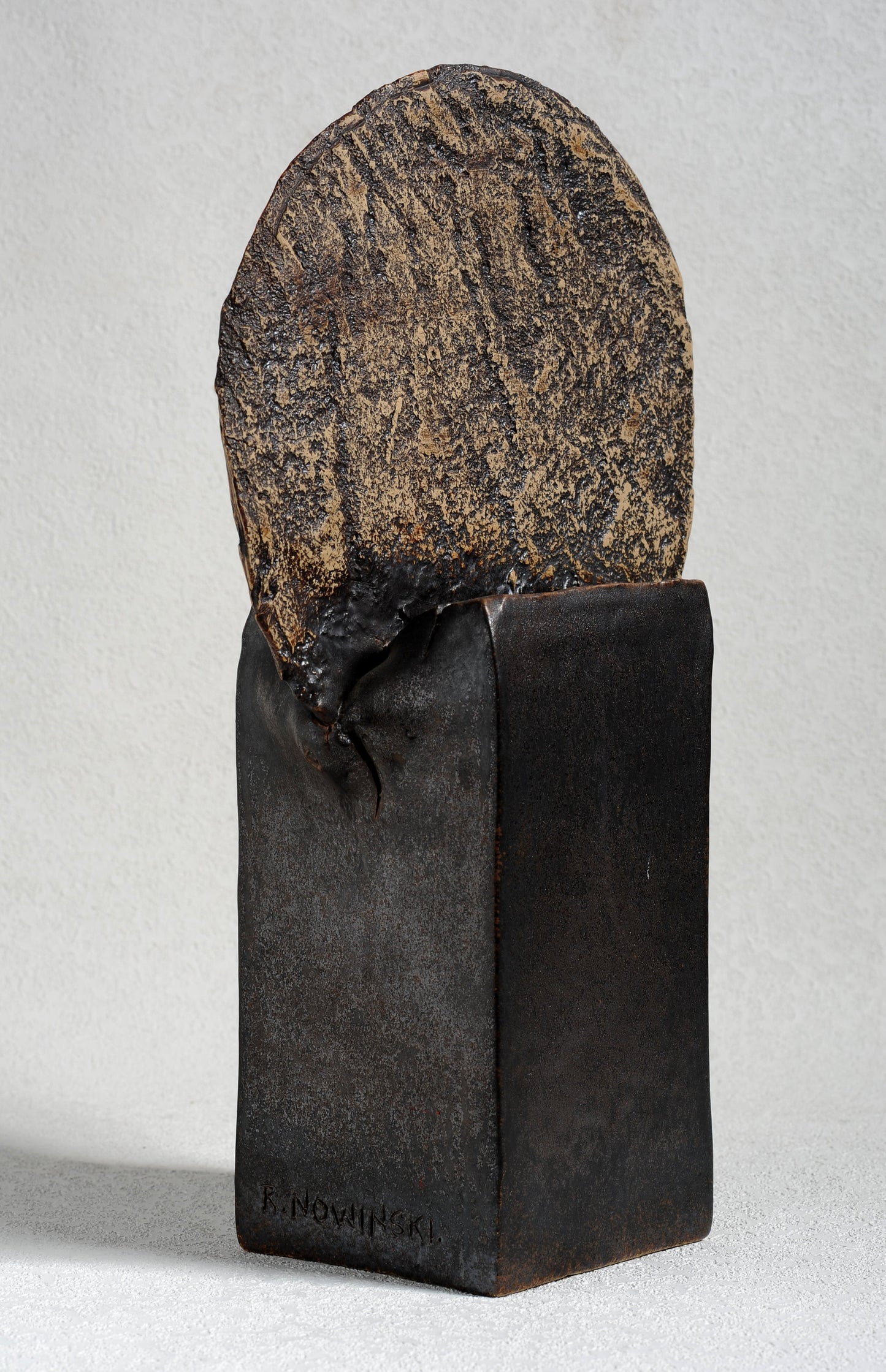 ÁRBOL. Escultura en gres. Ricardo Nowinski, Uruguay. Año 2006, 42x25cm