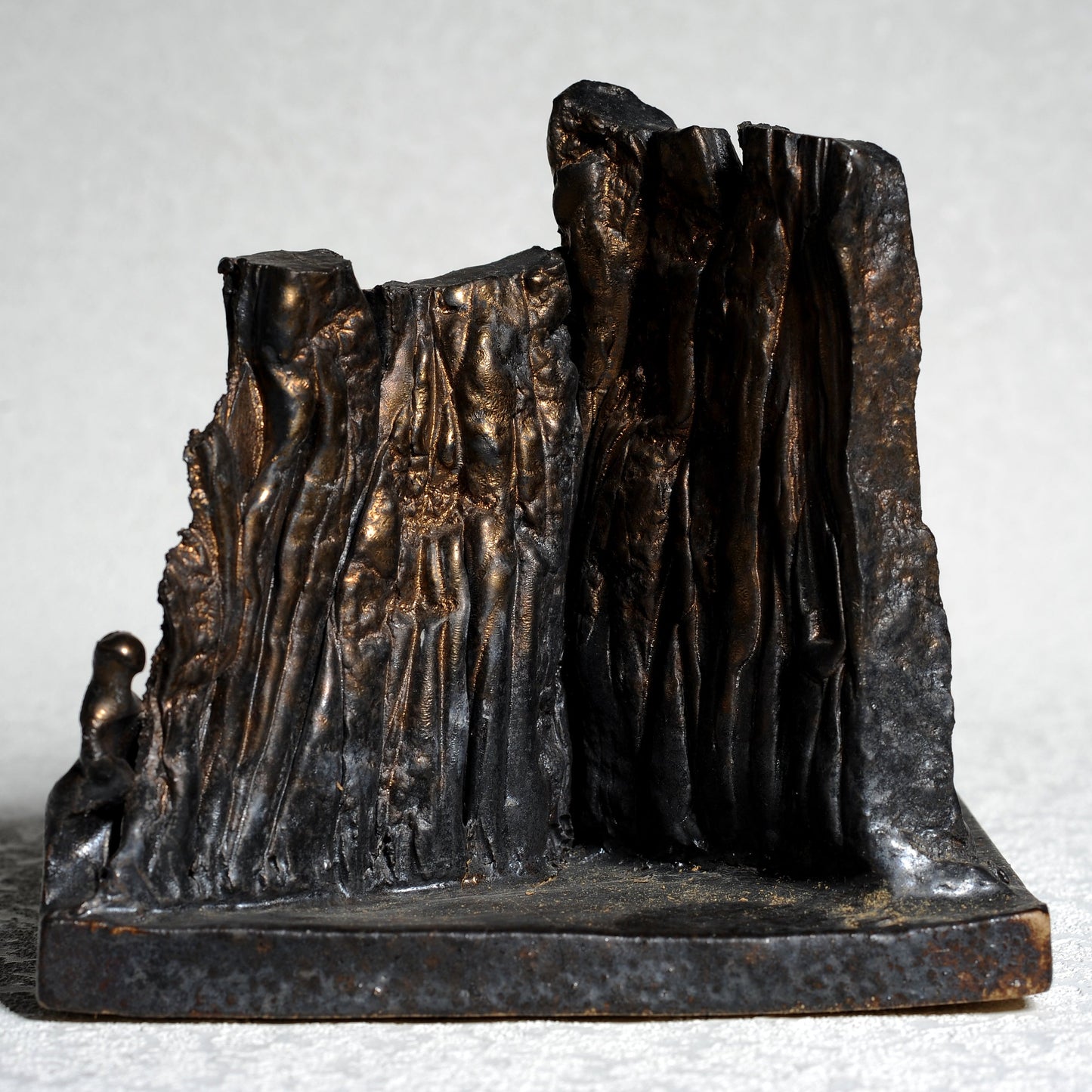 EL CROMEN. Escultura en gres. Ricardo Nowinski, Uruguay. Año 2003, 19x17x12cm