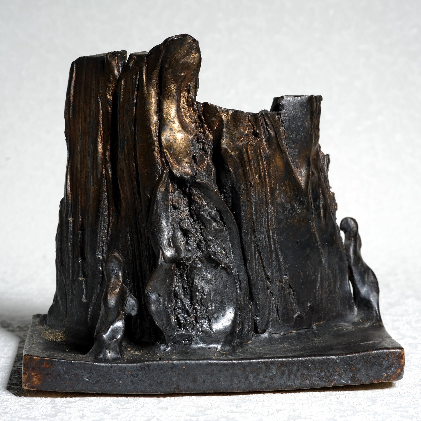 EL CROMEN. Escultura en gres. Ricardo Nowinski, Uruguay. Año 2003, 19x17x12cm