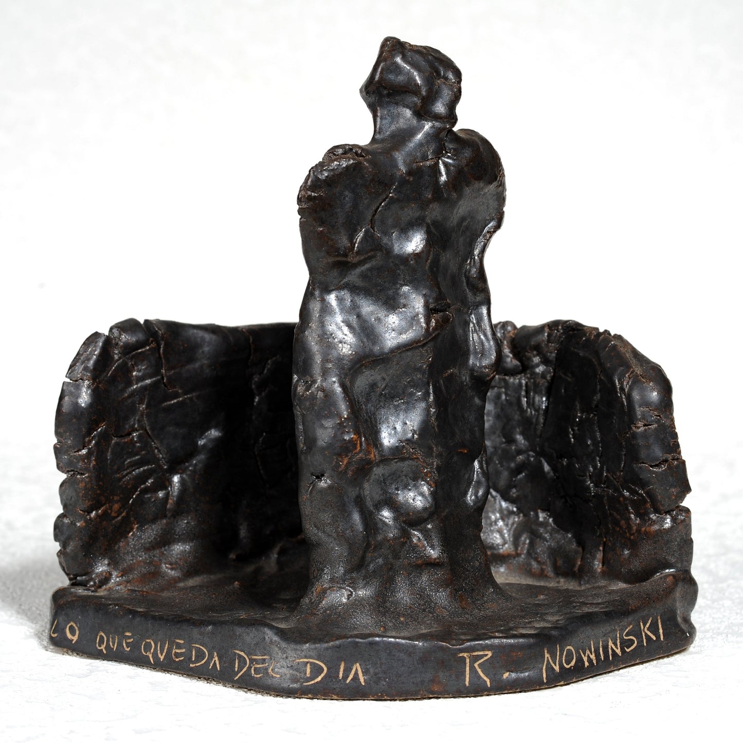 LO QUE QUEDA DEL DIA. Escultura. Ricardo Nowinski, Uruguay. Año 2003, 18x16x13cm