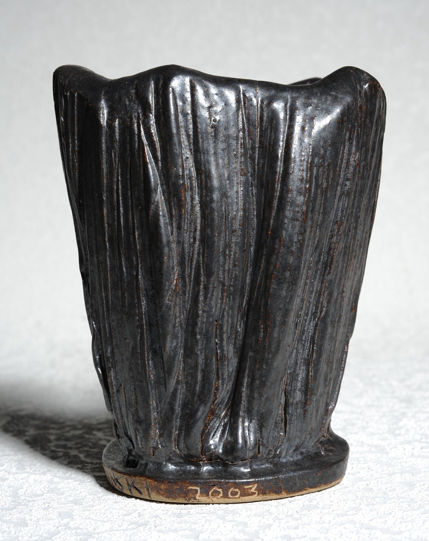 ESCULTURA en gres. Sin título. Ricardo Nowinski, Uruguay. Año 2003, 16x13x9cm