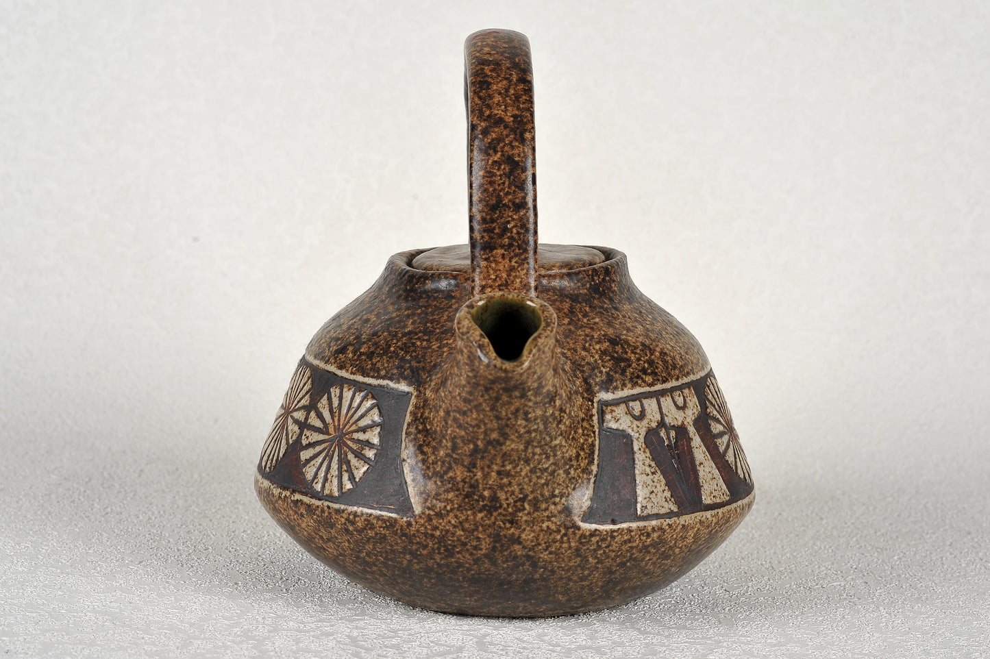 TETERA EN CERÁMICA. Jaime Nowinski, Uruguay. 24X24cm, 2000 ml