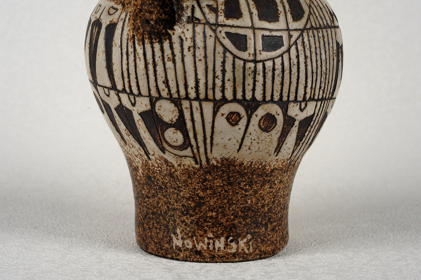 JARRÓN EN CERÁMICA. Jaime Nowinski, Uruguay. Año 2004, 33x20cm