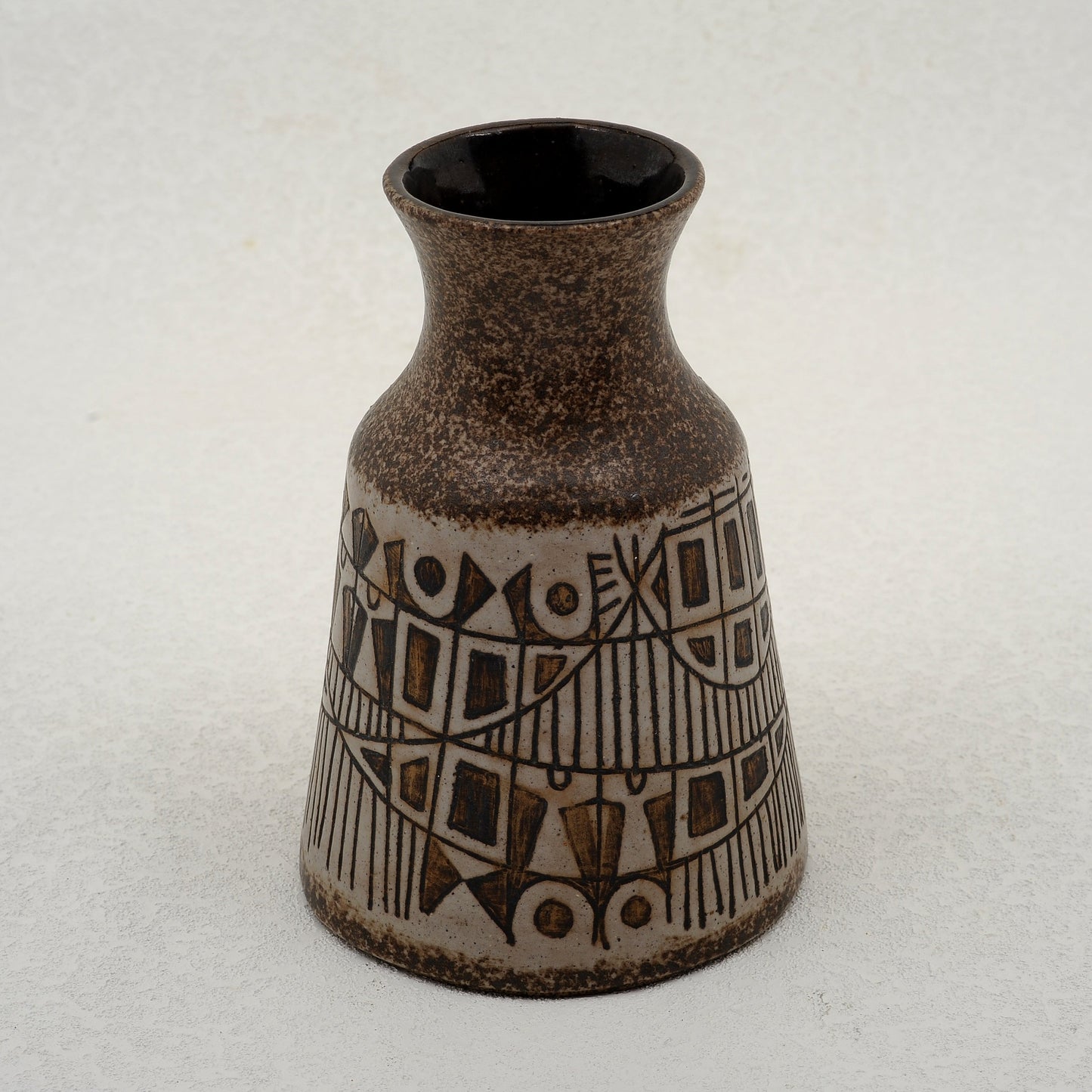 JARRÓN EN CERÁMICA. Jaime Nowinski, Uruguay. 25x17cm