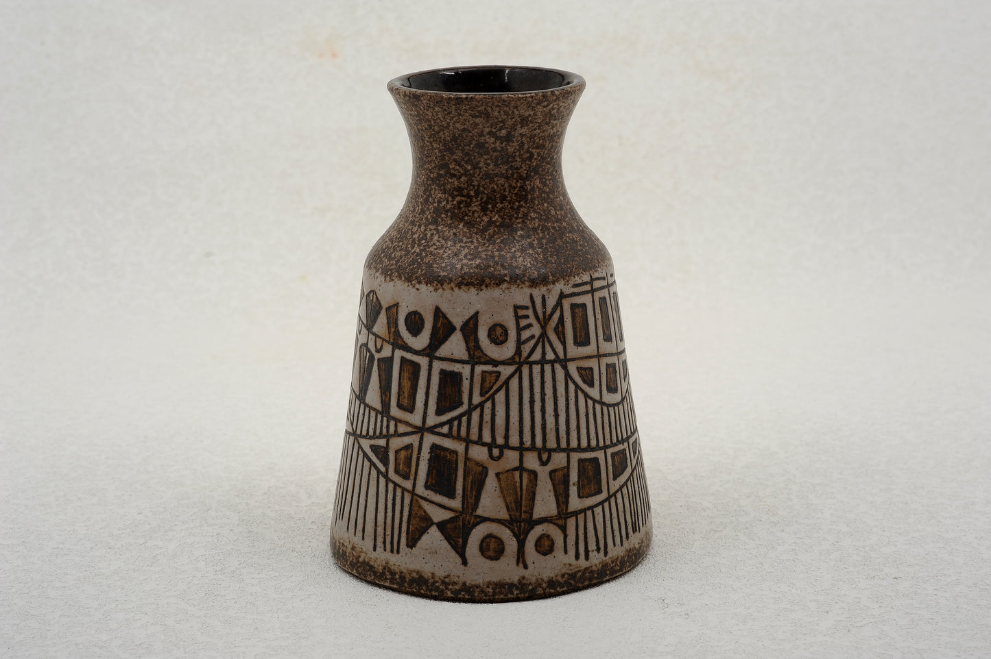 JARRÓN EN CERÁMICA. Jaime Nowinski, Uruguay. 25x17cm