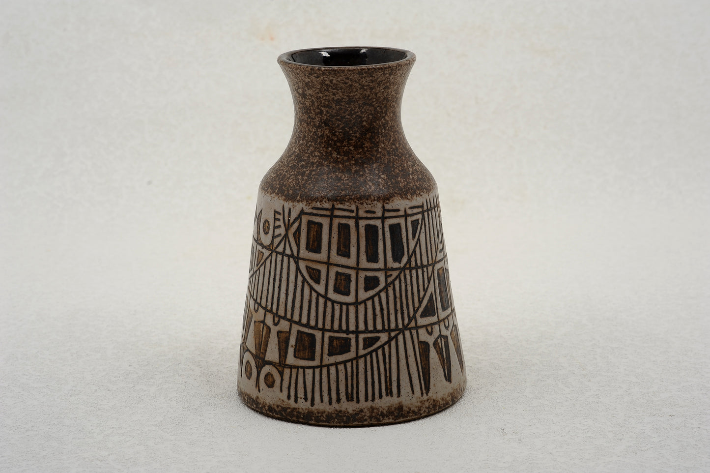 JARRÓN EN CERÁMICA. Jaime Nowinski, Uruguay. 25x17cm