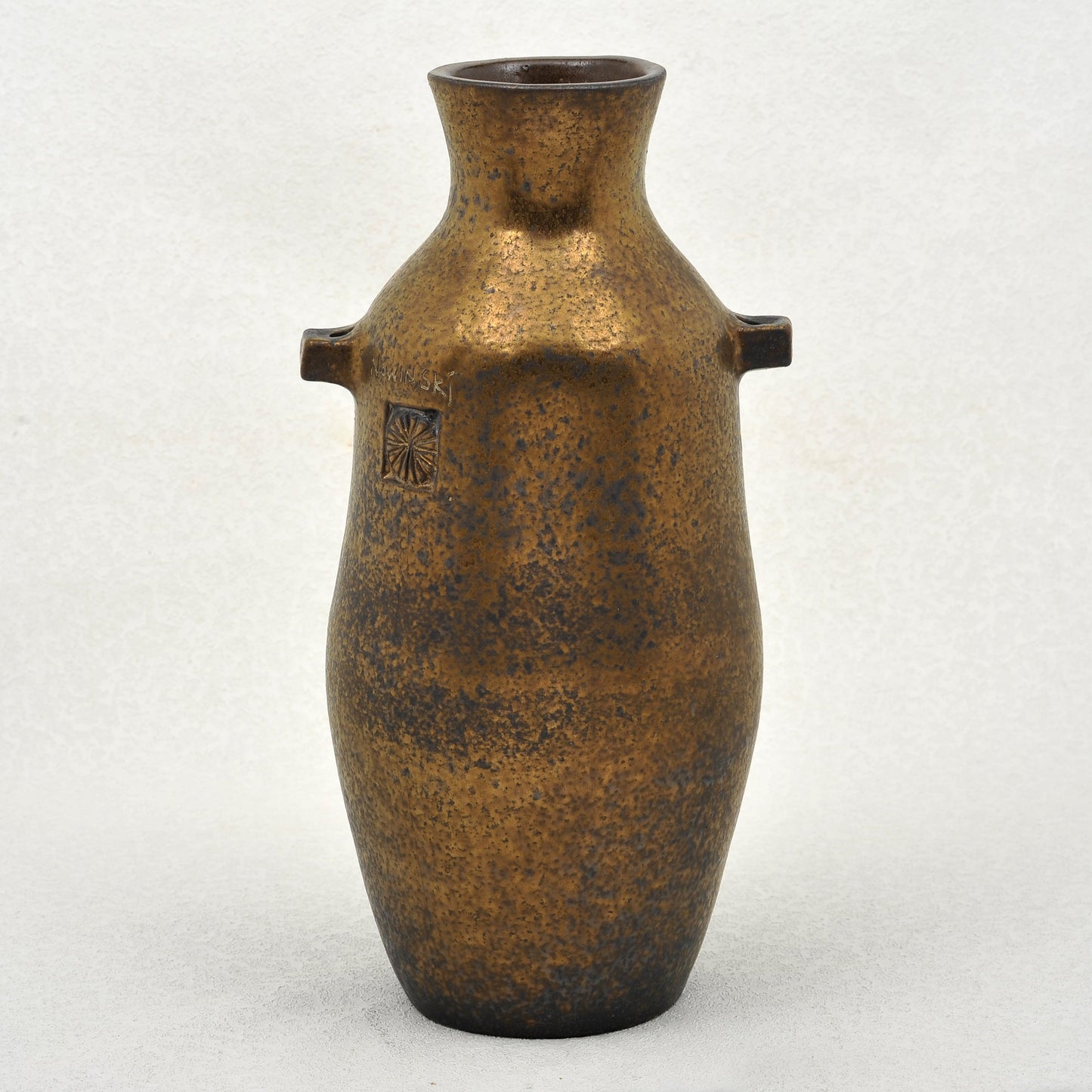 JARRÓN EN CERÁMICA. Jaime Nowinski, Uruguay. 47x18cm
