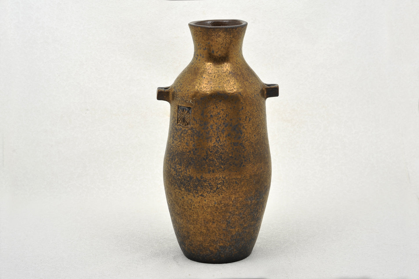 JARRÓN EN CERÁMICA. Jaime Nowinski, Uruguay. 47x18cm