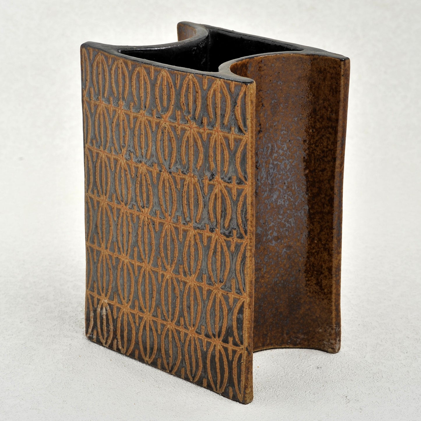 PIEZA en cerámica. Ricardo Nowinski, Uruguay. Año 1990, 26x18x12cm