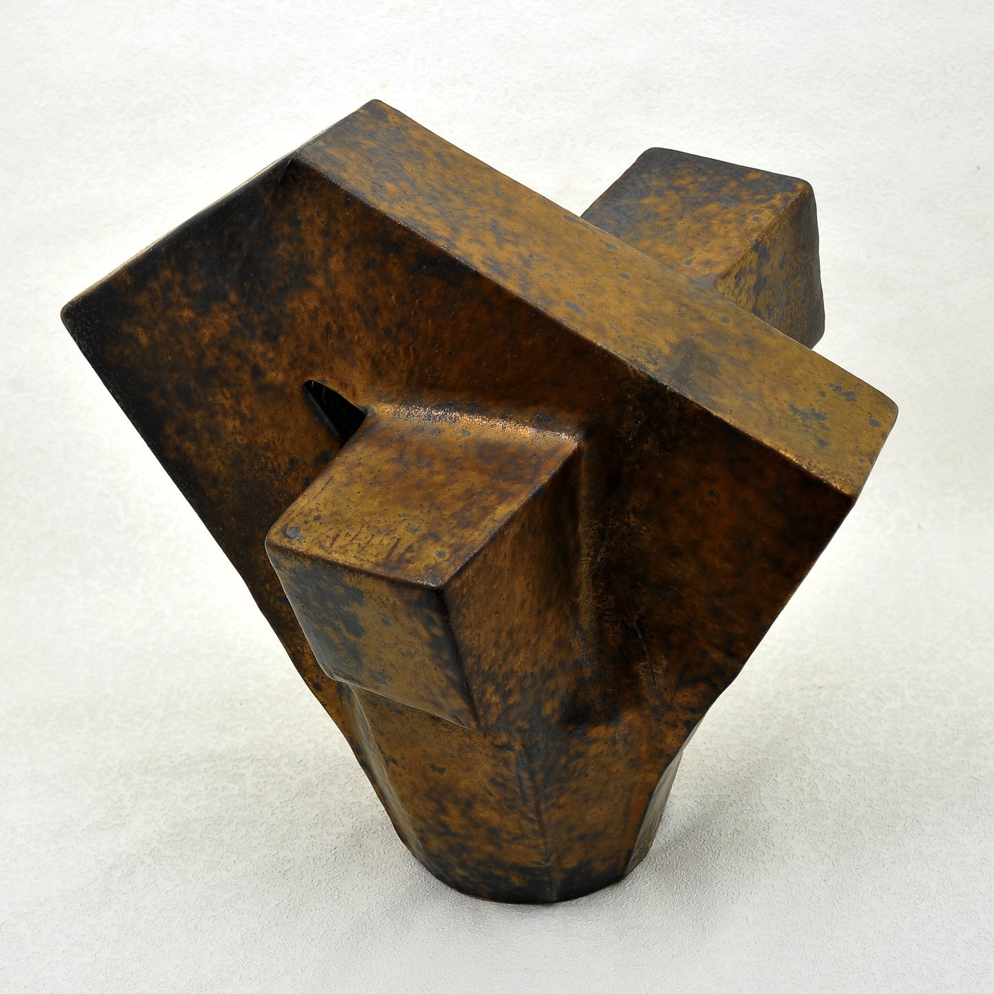 ESCULTURA en gres. Sin título. Jaime Nowinski, Uruguay. Año 1990, 48x48x40cm