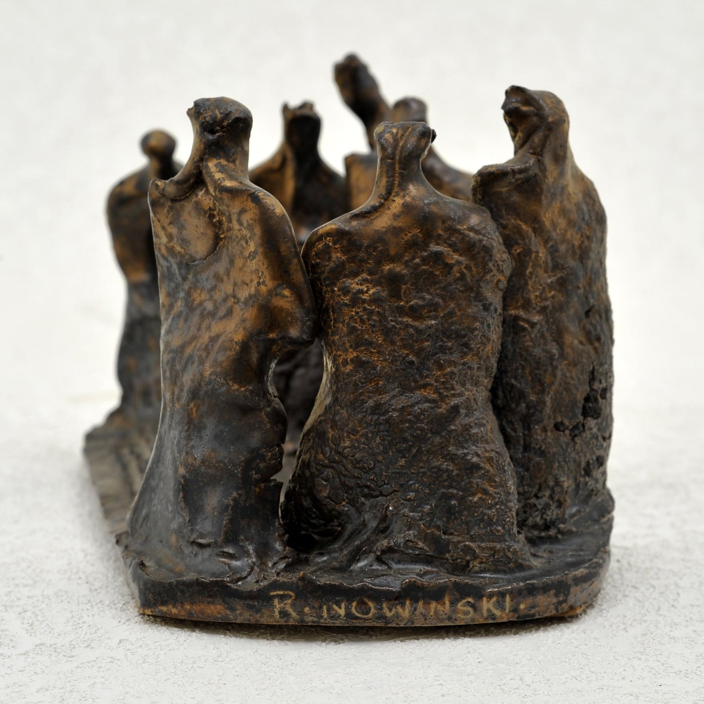 LOS 7. Escultura en gres. Ricardo Nowinski, Uruguay. Año 2003, 23x12x12cm