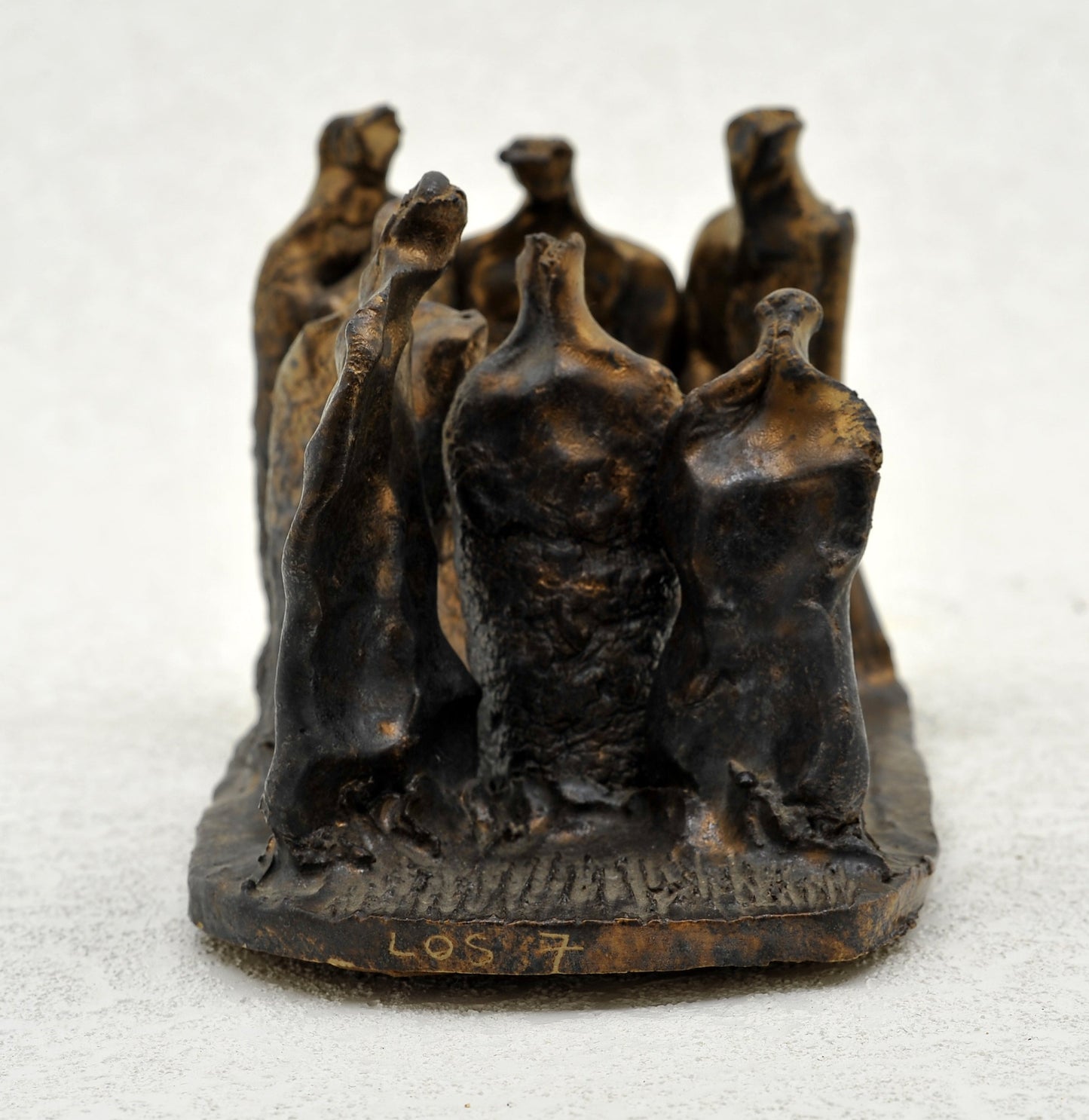 LOS 7. Escultura en gres. Ricardo Nowinski, Uruguay. Año 2003, 23x12x12cm