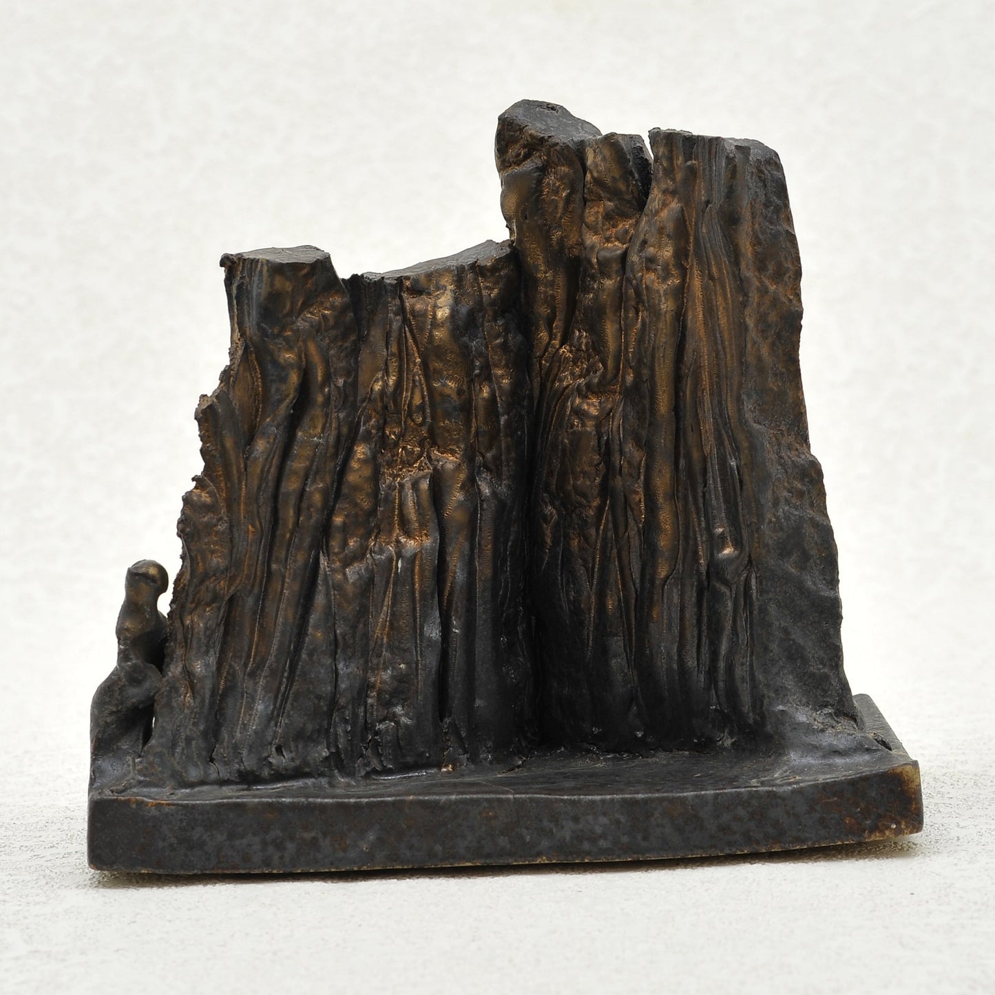 EL CROMEN. Escultura en gres. Ricardo Nowinski, Uruguay. Año 2003, 19x17x12cm