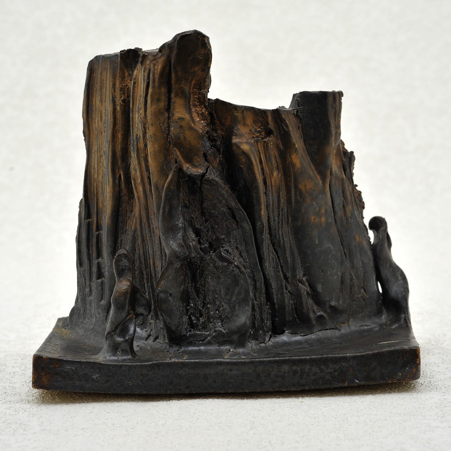 EL CROMEN. Escultura en gres. Ricardo Nowinski, Uruguay. Año 2003, 19x17x12cm