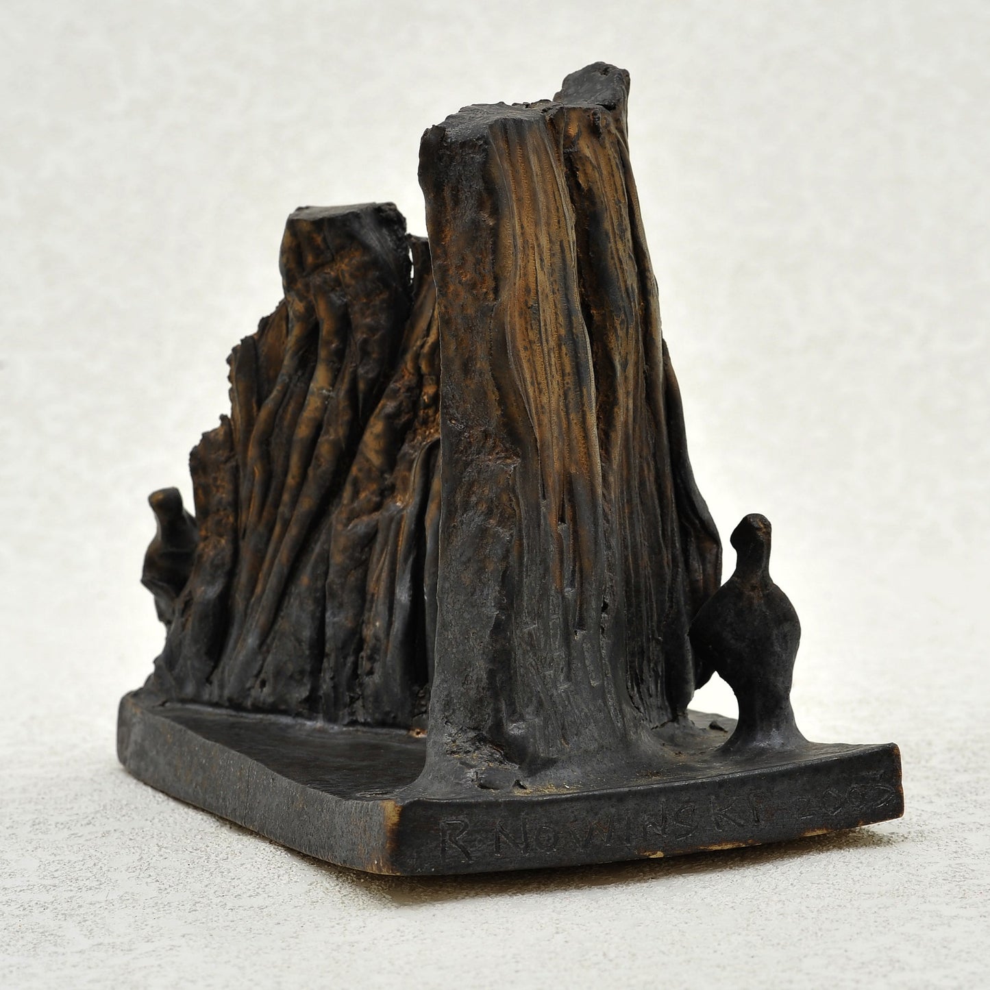 EL CROMEN. Escultura en gres. Ricardo Nowinski, Uruguay. Año 2003, 19x17x12cm