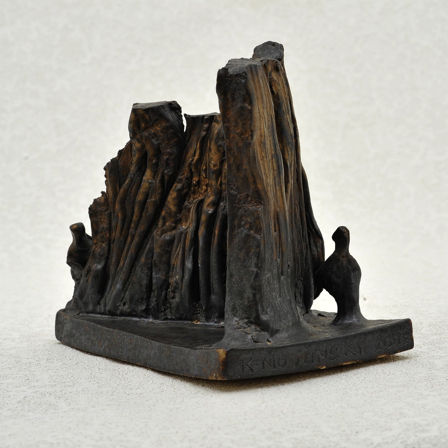 EL CROMEN. Escultura en gres. Ricardo Nowinski, Uruguay. Año 2003, 19x17x12cm